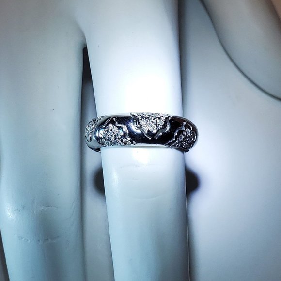 Beautiful 18K white gold diamond wedding band. - Picture 2 of 10